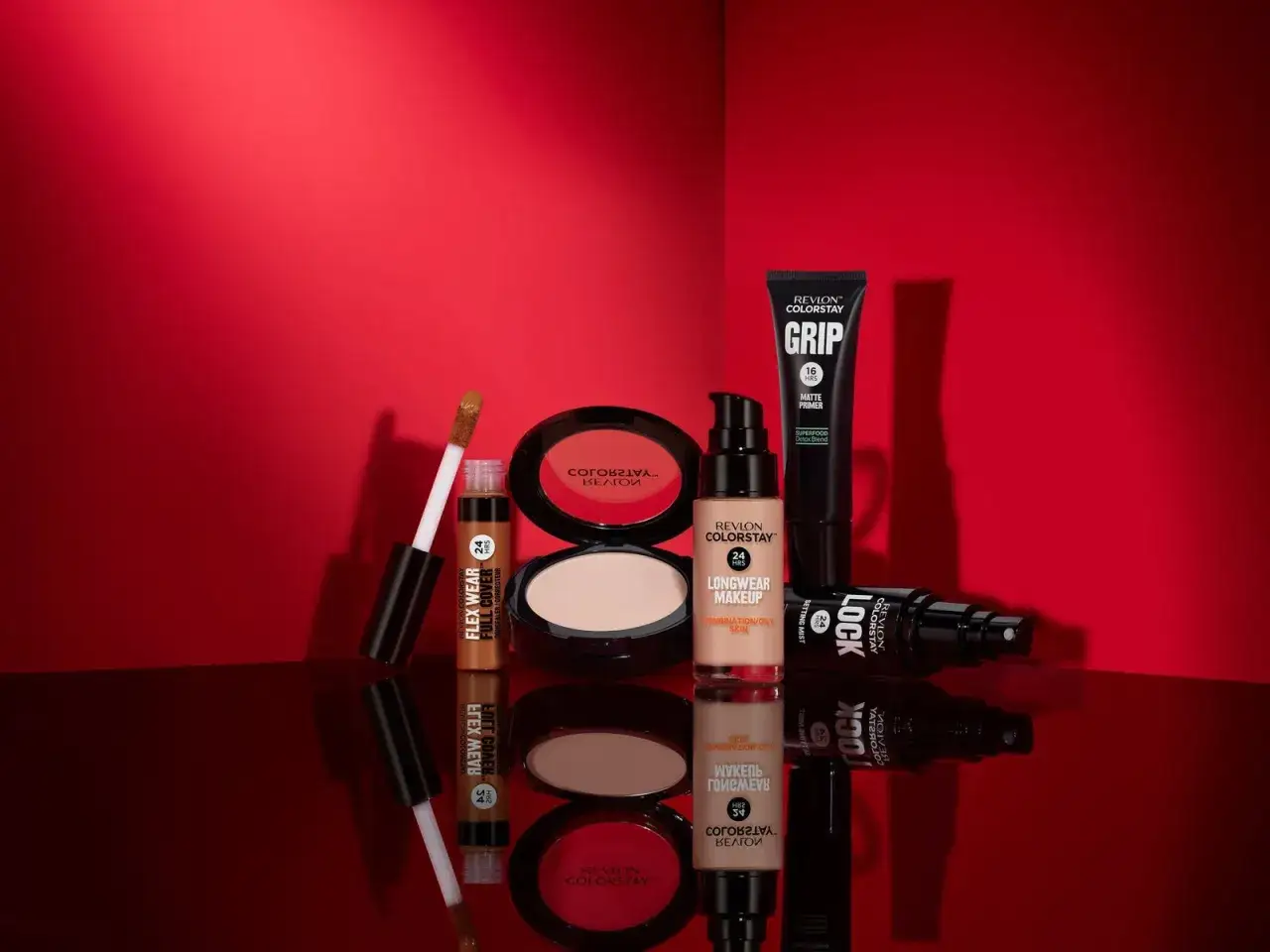 Zestaw kosmetyków Revlon ColorStay, w tym podkład, korektor i puder, pomoże Ci jak utrwalić makijaż na cały dzień.