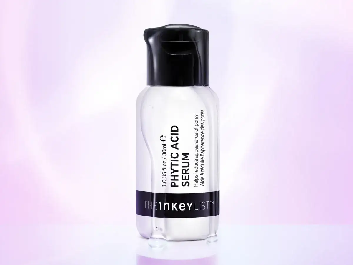Serum z kwasem fitynowym od The Inkey List, który pomaga zmniejszyć widoczność porów.