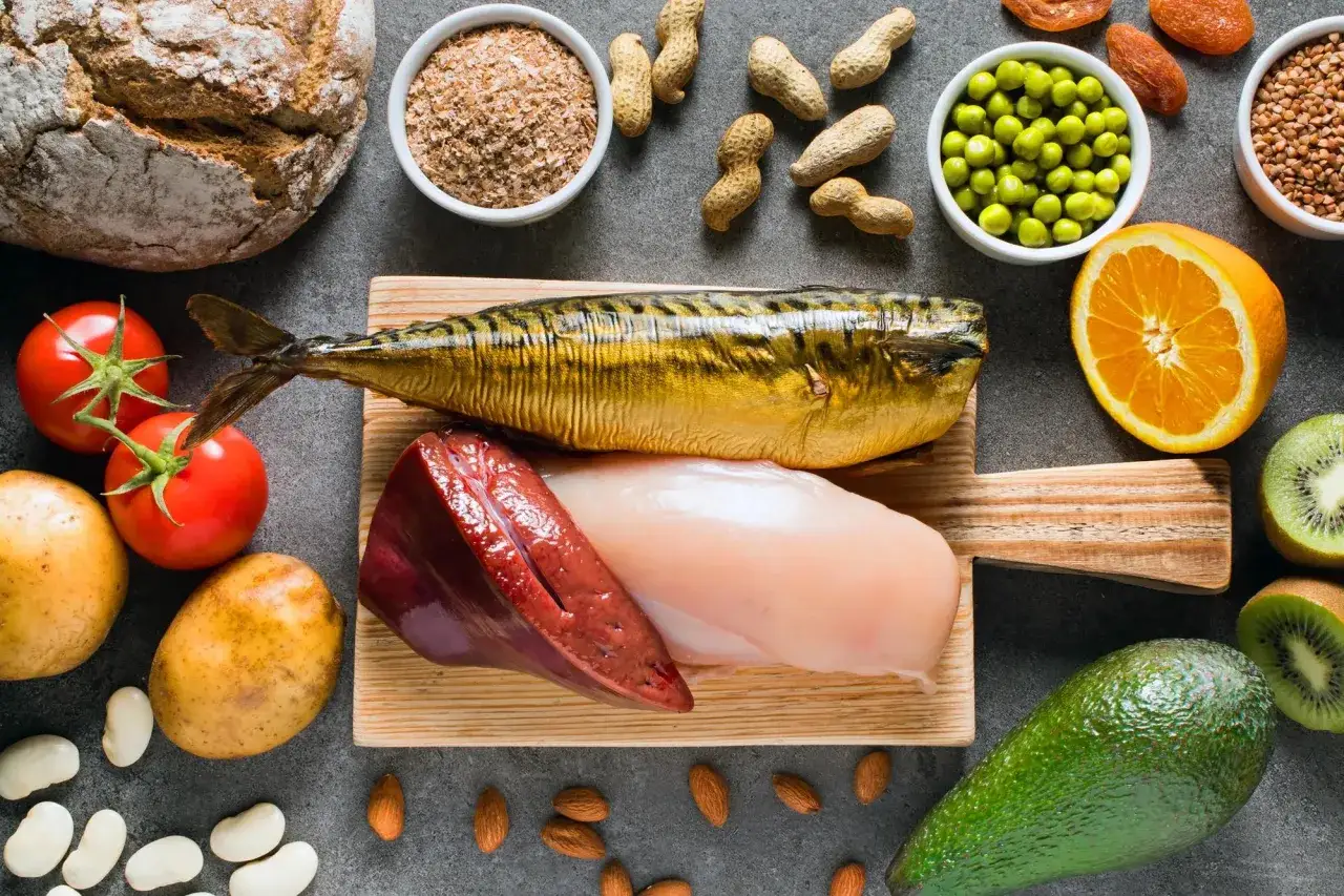 Wędzona makrela, wątróbka, pierś kurczaka, pomidory, ziemniaki, pomarańcza, kiwi, awokado, orzechy, fasola, groch, kasza, płatki i chleb – bogactwo składników odżywczych, w tym witamina PP.